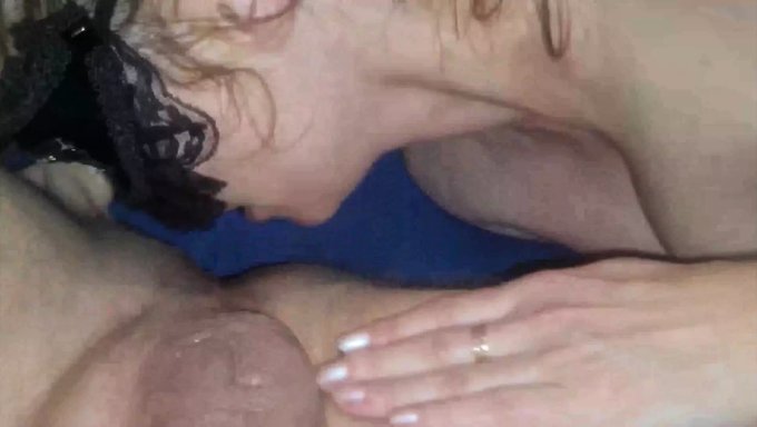 Bu Çarpıcı Milf Ile Sert Bir Videoda En Üst Düzey Zevki Yaşayın