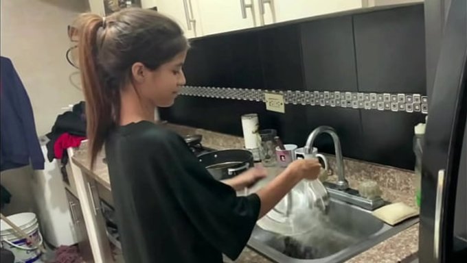 Yaramaz Bir Üvey Kız Kardeşim Var, Sik Üstünde Tutkuyla Zıplamayı Seviyor.