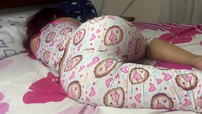 Üvey Baba, Üvey Kızının Götünü Pijamalarla Görünce Kendini Tutamıyor, Bu Çok Kışkırtıcı.
