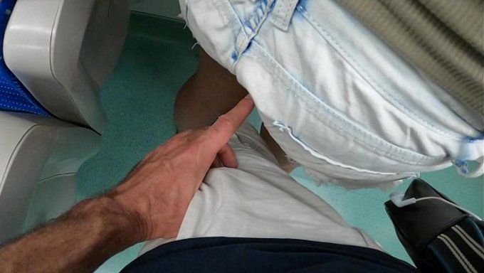 Yabancı, Halka Açık Trende Amını Gizli Bir Şekilde Parmakladı.