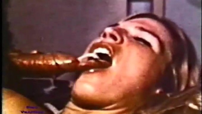 Retro Amerikan Bebek Büyük Siyah Yarrağı Tarafından Beceriliyor