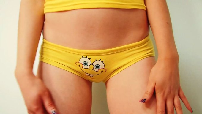 Küçük Göğüslü Ve Iç Çamaşırı Giymiş Büyük Göğüslü Genç (18+) Seni Azdıracak