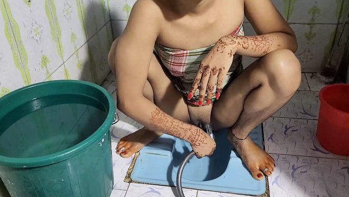 Hintli Milf, Genç Sevgilisinden Pis Konuşmalar Ve Içine Boşalma Alıyor.