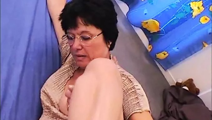 Bir Grup Genç Adam, Retro Fransız Aksiyonunu Içeren Bu Uzun Metrajlı Filmde Üvey Annelerini Ve Kız Kardeşlerini Zevklendiriyor