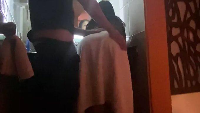 Ev Yapımı Softcore: Meksikalı Kuzenler Sıcak Bir Makyaj Seansının Tadını Çıkarıyorlar