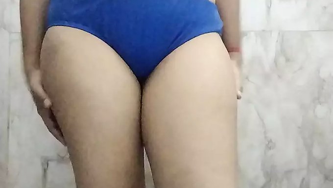 Baştan Çıkarıcı Hintli Kız, Öğrenciyle Mms Yutma Ve Banyo Yapma Keyfini Çıkarıyor