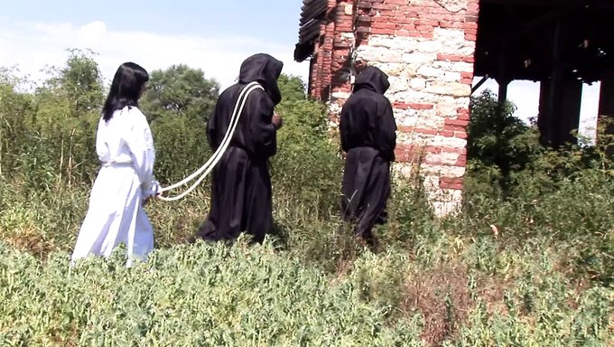 Küçük Göğüslü Bir Genç Kızla Açık Havada Seks Oyunu