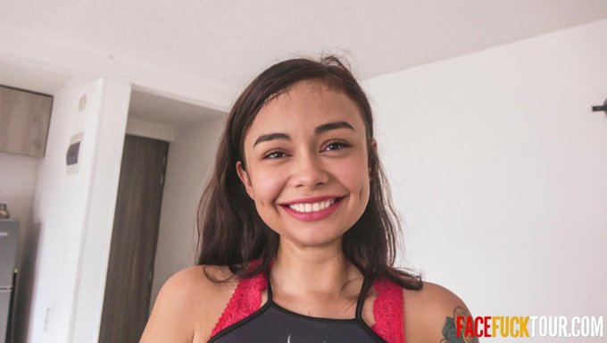 Femdom Köle Boğazını Tıkayarak Sert Bir Şekilde Beceriliyor