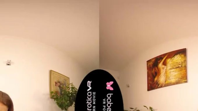 Mila Fox, Pembe Bir Seks Oyuncağıyla 360 Derecelik Sanal Gerçekliği Keşfediyor
