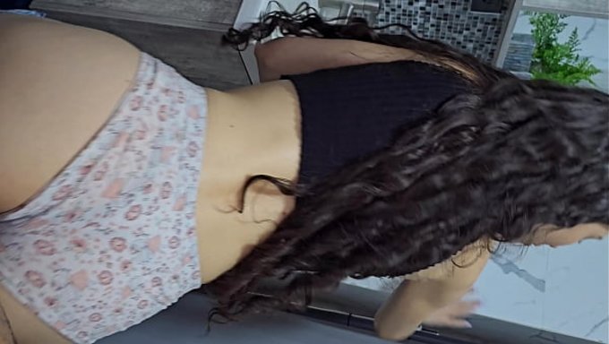 En Iyi Arkadaş Aniden Ve Beklenmedik Bir Şekilde Bir Arkadaşı Tarafından Becerildi.