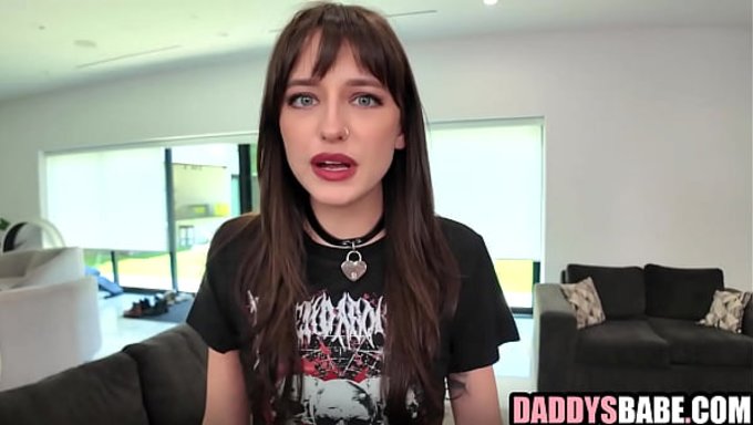 Lana Smalls, Üvey Babası Tarafından Yasak Bir Buluşmada Sikişiyor.