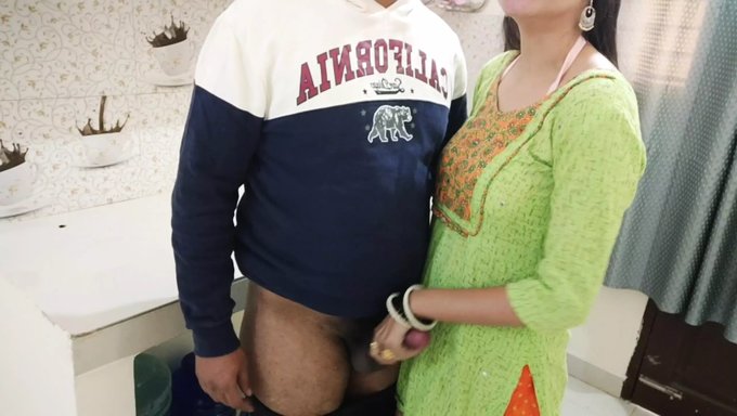 Lingerie Giyen Asyalı Milf, Amını Yalatıp Parmaklatıyor