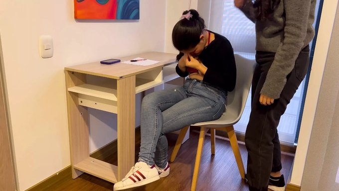 Büyük Kalçalı Genç Amatör Biseksüel Tarafından Sikiliyor