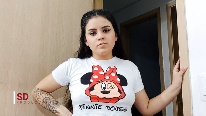 Göğüslü Latin Anne, Üvey Oğluna Sıcak Bir Sakso Çekiyor