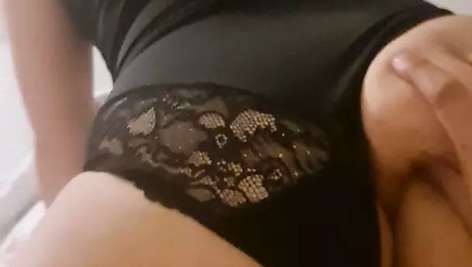 Airbnb Tavşanları: Alman Milf Genç Sevgilisiyle Aldatıyor