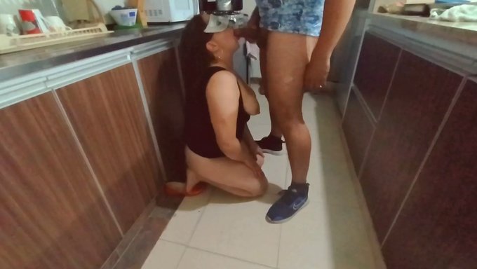 Seksi Kız, En Sevdiği Kuzeni Ile Mutfakta Mastürbasyon Yaparak Öpüşüyor