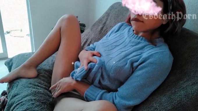 Tüylü 18 Yaşındaki Meksikalı Kız, Koltukta Tek Başına Oyun Zamanından Keyif Alıyor