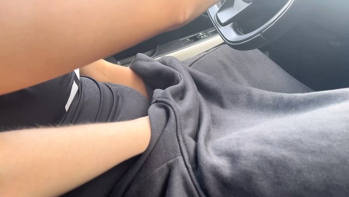 Meşgul Yol, Bir Üniversite Kızıyla Yaramaz Bir Taksi Yolculuğuna Çıkıyor