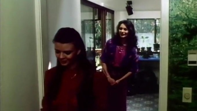 Vintage Göğüslü Güzel: Retro Bir Aşk Hikayesi
