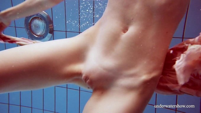 Büyük Doğal Göğüslü Genç (18+) Çıplak Kalıyor