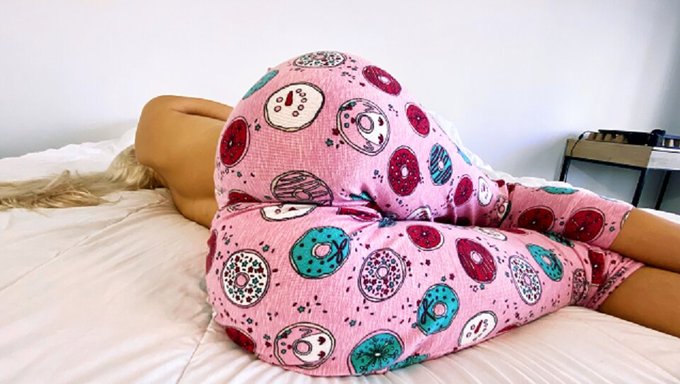 Üvey Anne, Üvey Oğlunun Sert Yarağına Uyanıyor