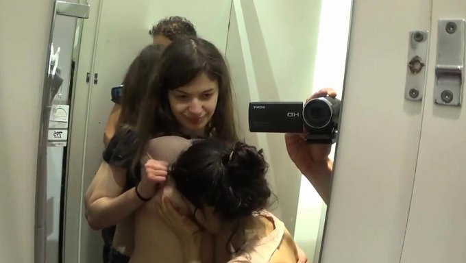 Büyük Göğüslü Milf, Alışveriş Merkezinde Halka Açık Üçlü Için Beceriliyor