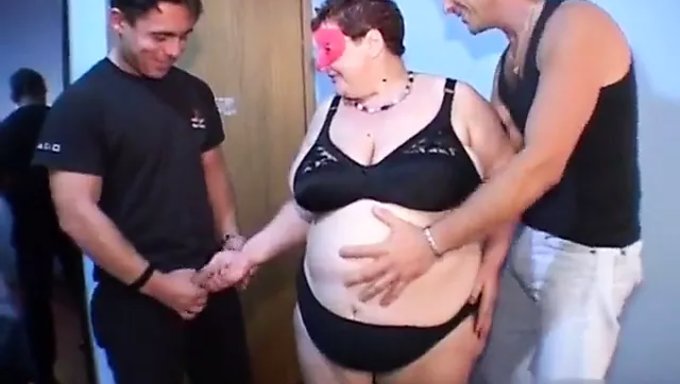Olgun Bir Milf'Te Büyük Göğüsler Ve Büyük Popo