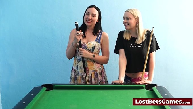Güzel Kadınlar Sandra Sweet Ve Kız Arkadaşı Bilardo Oynuyor Ve Yeni Zevkler Keşfediyor.