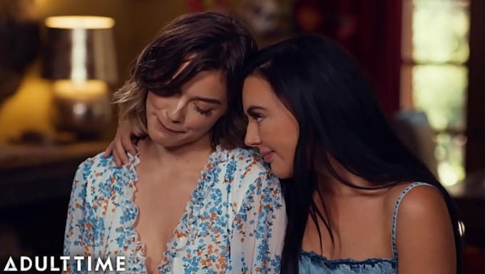 Bu Lezbiyen Porno Videosunda Iki Güzel Bebeğin Amını Parmakla Ve Yala.