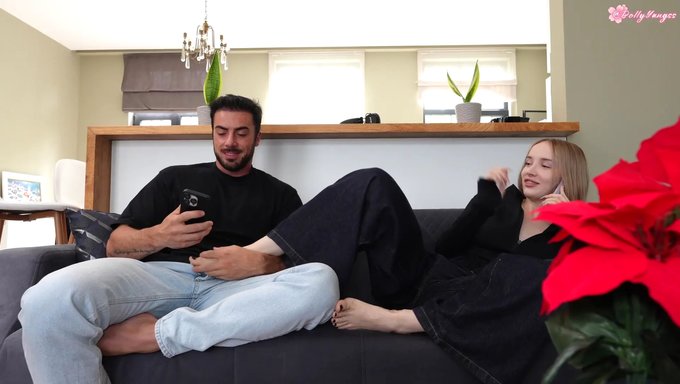 En Yakın Arkadaşı Onu Köpek Pozisyonunda Sikerken Arama Devam Ediyor.