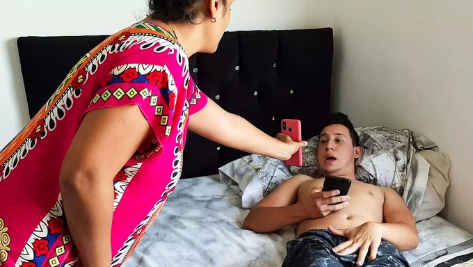Amatör Italyan Genç Yanlışlıkla Üvey Annesine Açık Bir Fotoğraf Gönderiyor, O Da Istekli Bir Şekilde Oral Zevk Alıyor
