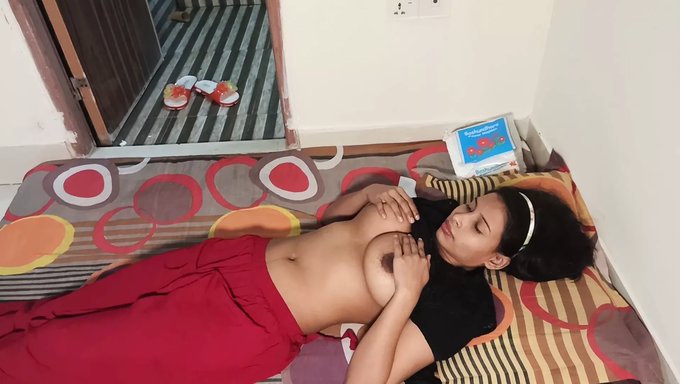 Genç (18+) Meme Uçlarını Ve Amını Yalatıyor