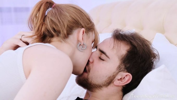 Muhteşem Bebek, Büyük Bir Yarrağa Sert Bir Sakso Çekiyor