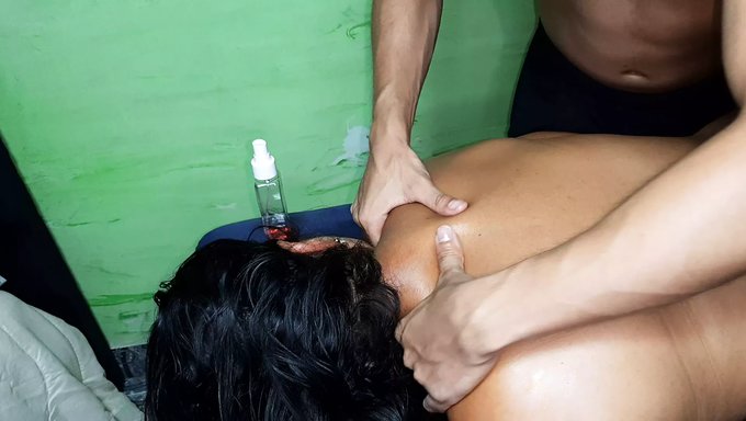 Amatör Kökleri Olan Ateşli Olgun Bir Kadın Için Samimi Masaj