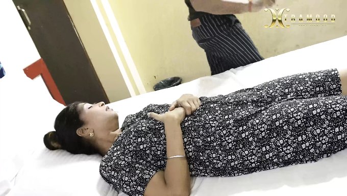 Asyalı Güzellik Doktorun Ofisinde Doğal Bir Creampie Alıyor