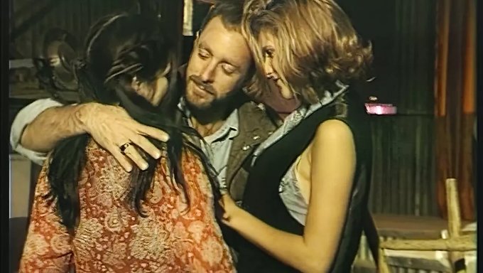 Bu Sıcak Üçlüde Üç Adam Sırayla Geçiyor