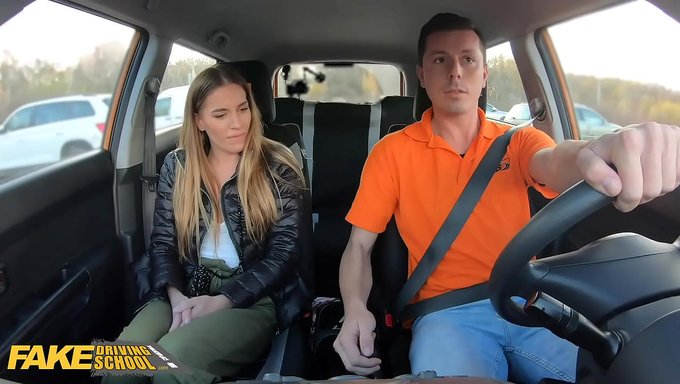 Eveline Dellai, Bir Arabanın Arka Koltuğunda Sikişiyor