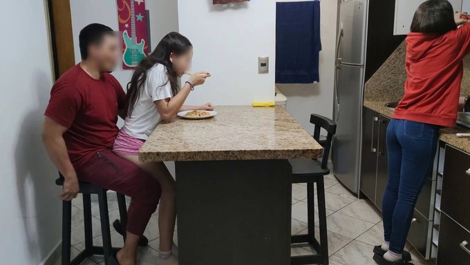 Heyecan Verici Ayak Fetişi: Amcığımı Ovalarken Erkeğimin Bacaklarına Oturdum