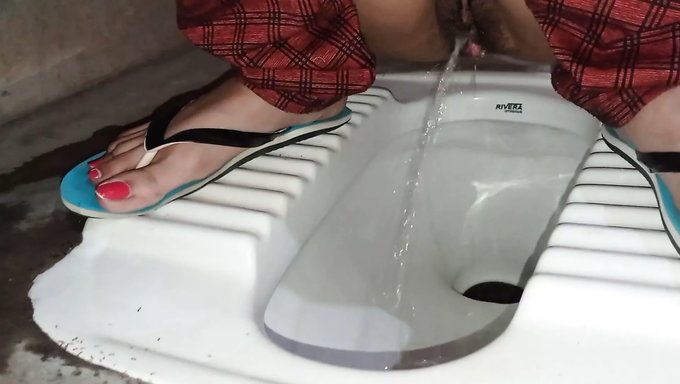 Büyük Popolu Bebekle Cowgirl Pozisyonunda Işemek