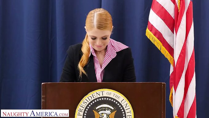 Penny Pax Ve Stajyeriyle Üçlü