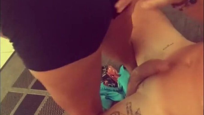 Fransız Milf, Sıkı 18+ Bir Genç Üzerinde Balon Poposunu Alıyor (18+)