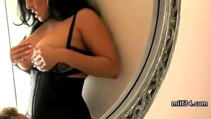 Göğüslü Milf Sıkı Amını Gerdiriyor