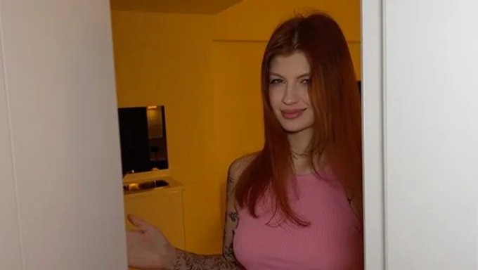 Ivan Arkadaşının Porno Yıldızını Keşfediyor Ve Onunla Samimi Oluyor