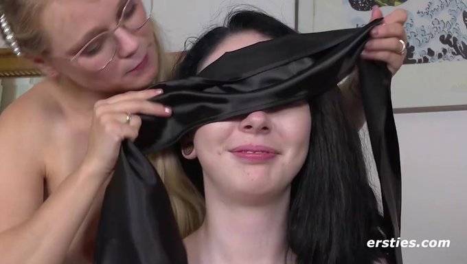 Joana Ve Holly'Nin Oral Seks Ve Meme Oyunu Içeren Ateşli Lezbiyen Sahnesi