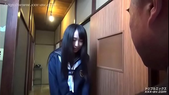 Yaşlı Bir Japon Adam, Genç Kız Arkadaşıyla Seks Yapıyor Ve Ona Bir Erkeği Nasıl Memnun Edeceğini Gösteriyor.