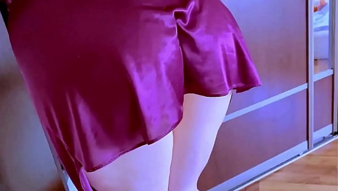 Üvey Annemi Seksi Bir Gecelikle Ve Daha Az Külotla Buldum.