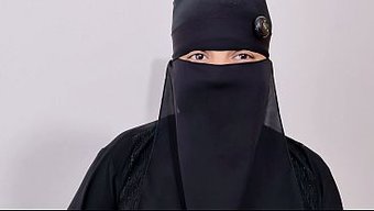 Anlaşmadan Sonra Emredilen Başörtülü Kız, Bengalce Kelimelerle Itaat Ediyor