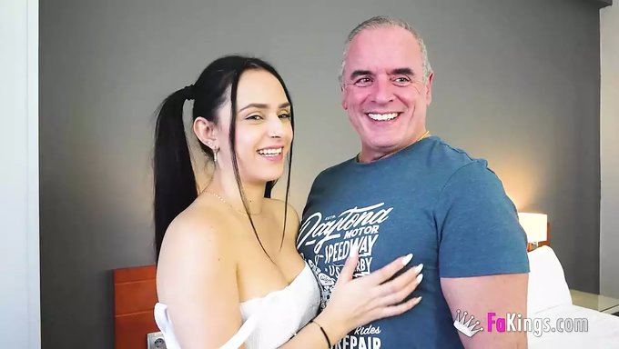Genç Latina Valen, Eğitmenine Vahşi Bir Sakso Çekiyor