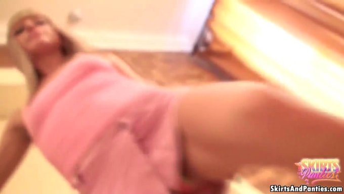 Olgun Amatör Bu Amatör Genç Videoda Külotlarını Gösteriyor