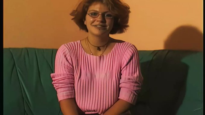 Retro Güzellik, Klasik Bir Videoda Ilk Am Tadını Alıyor